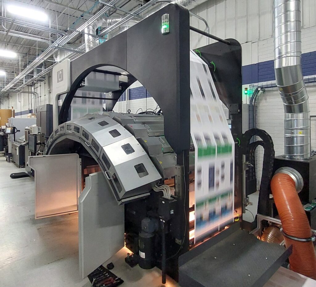 Produktionsanlage mit integriertem adphos Modul