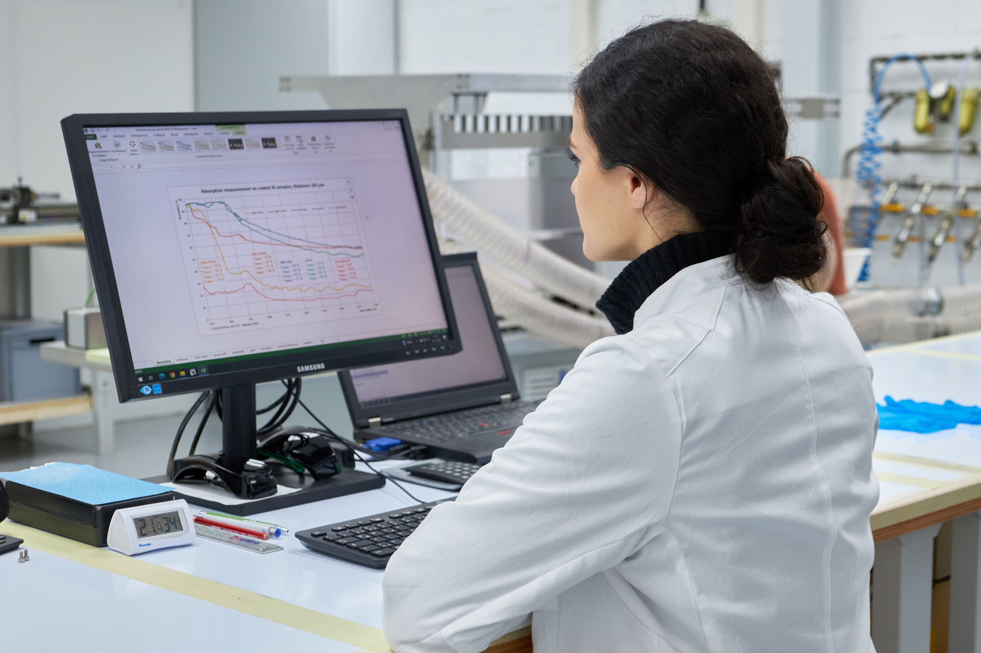 Laborantin im Technikum wertet Daten am PC aus